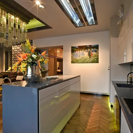 Luxuryflat Near Centre On118 Sqm, 3br,2bth,8bed,ac Budapest