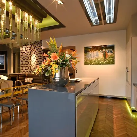 Luxuryflat Near Centre On118 Sqm, 3br,2bth,8bed,ac