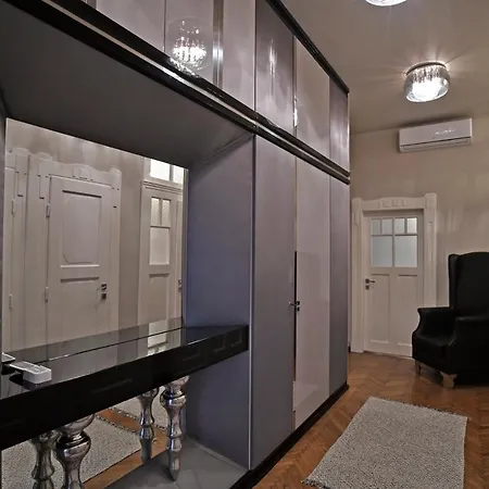 Apartment Luxuryflat Near Centre On118 Sqm, 3br,2bth,8bed,ac *