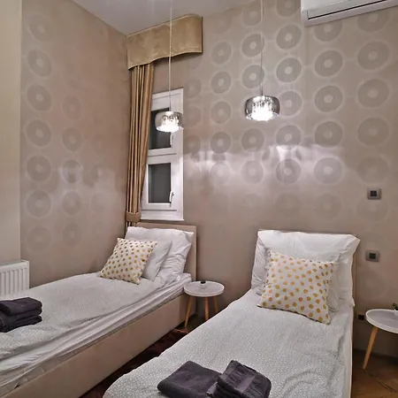 Apartment Luxuryflat Near Centre On118 Sqm, 3br,2bth,8bed,ac